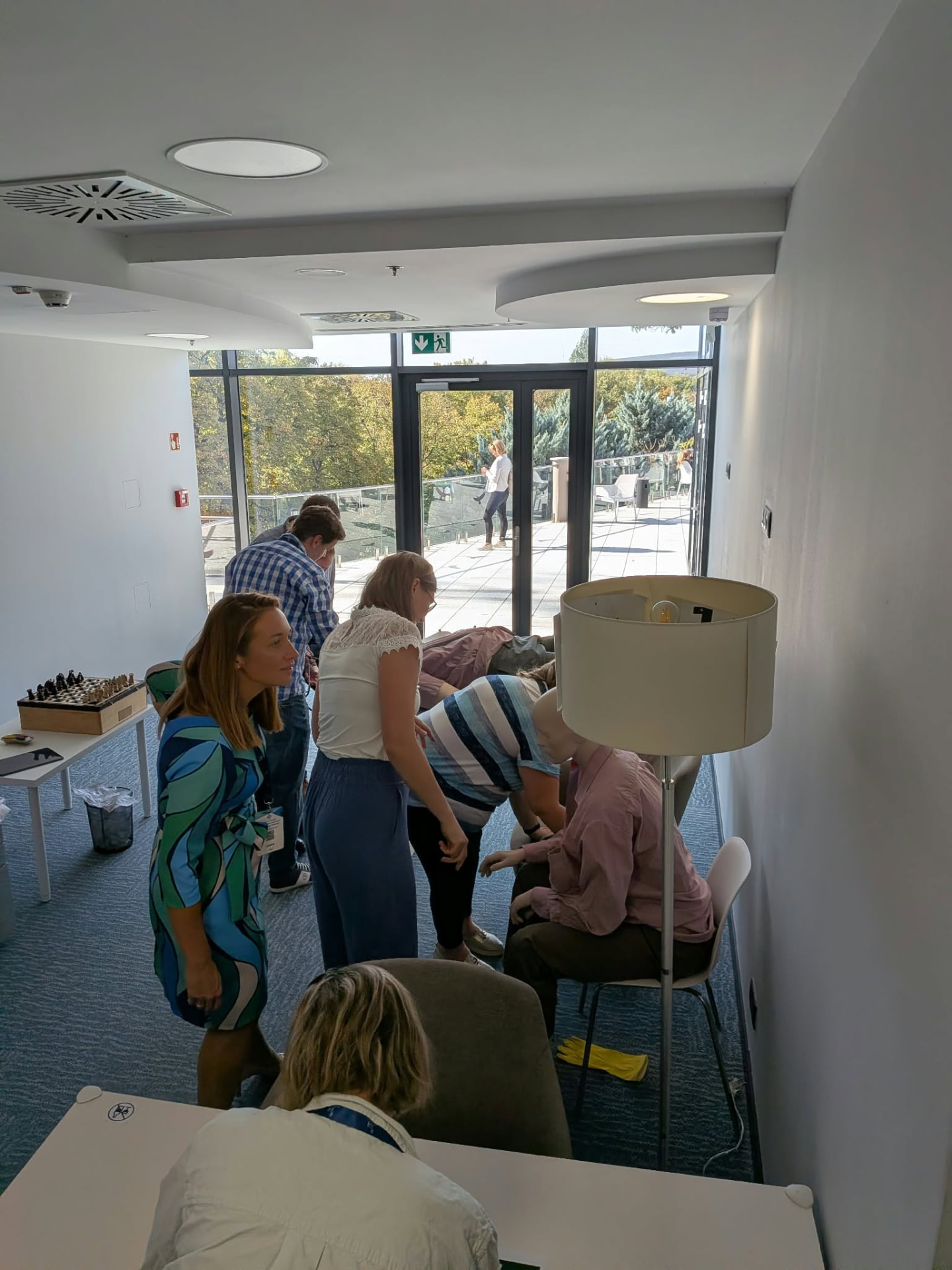 Csapat a próbabábu környezetét vizsgálja a HAOSZ konferencia szabadulószobájában